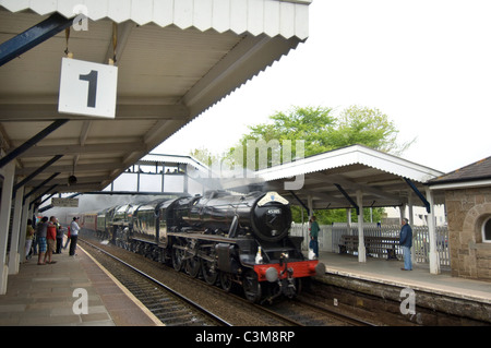 Locomotives à vapeur à double tête cinq 'Black' et '45305' Brittania '70013' Oliver Cromwell vitesse via St.Erth. Banque D'Images