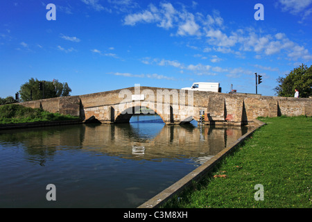 Vieux pont médiéval sur la rivière Thurne au potter Heigham, Norfolk, Angleterre, Royaume-Uni. Banque D'Images