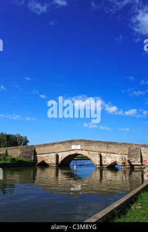 Vieux pont médiéval sur la rivière Thurne au potter Heigham, Norfolk, Angleterre, Royaume-Uni. Banque D'Images