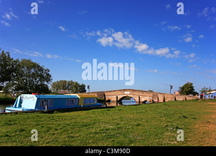 Vieux pont médiéval sur la rivière Thurne au potter Heigham, Norfolk, Angleterre, Royaume-Uni. Banque D'Images