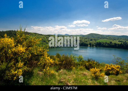 Gour de Tazenat, un lac volcanique dans le Puy-de-Dôme, Auvergne, France Banque D'Images