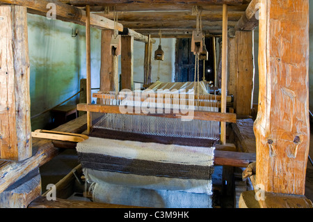 Métier à tisser en bois vieux chiffon de tissu de laine, la Mission Purisma State Historical Park California Banque D'Images