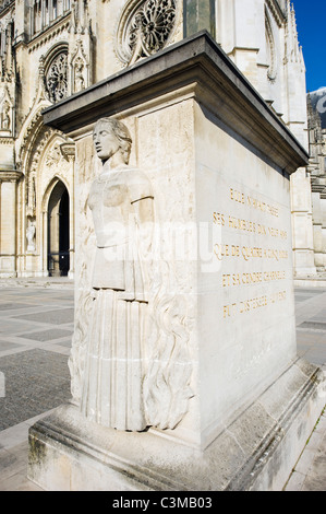 La sculpture de Jeanne d'Arc en face de la cathédrale d'Orléans (Cathédrale Sainte Croix d'Orléans), Orléans, France Banque D'Images