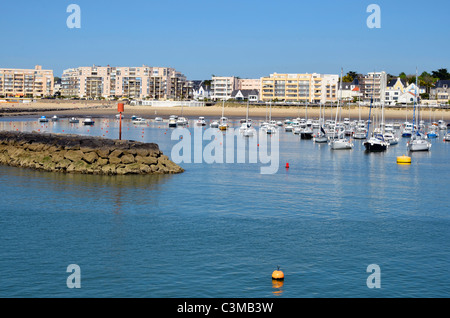 Port d'entrée de Pornichet avec digue de pierre dans les pays de la Loire dans l'ouest de la France Banque D'Images