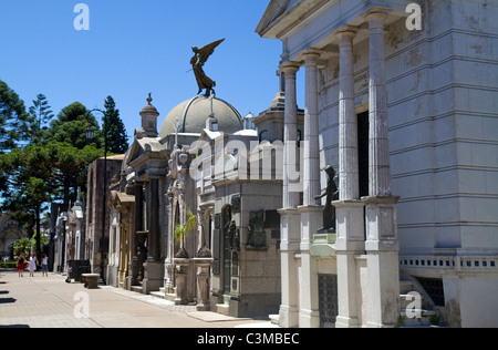 Mausolées dans le quartier de la Recoleta Cemetery, Buenos Aires, Argentine. Banque D'Images