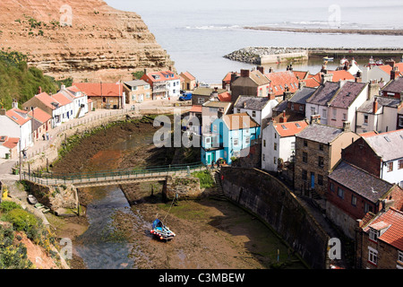 Staithes Beck, coble bateau dans l'estuaire du petit village de pêcheurs de Staithes, North Yorkshire, England, UK Banque D'Images