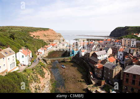 Staithes Beck, estuaire du petit village de pêcheurs de Staithes, North Yorkshire, England, UK Banque D'Images