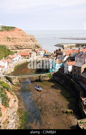 Staithes Beck, coble bateau dans l'estuaire du petit village de pêcheurs de Staithes, North Yorkshire, England, UK Banque D'Images