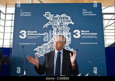 Nick Bourne suis le chef du parti conservateur, au Pays de Galles à référendum gallois résultat 2011 dans le Senedd Cardiff Bay South Wales UK Banque D'Images