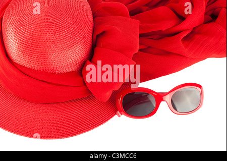 L'été de femme Chapeau de paille rouge, lunettes et foulard moderne isolé sur fond blanc Banque D'Images