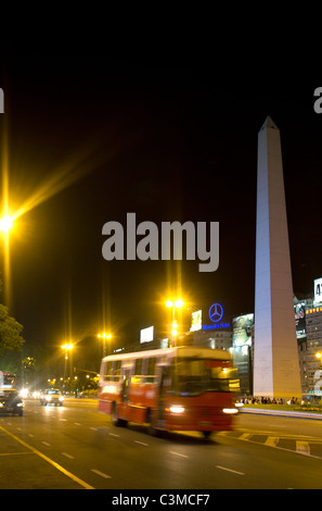 Obélisque de Buenos Aires et de l'Avenida 9 de Julio, l'Argentine. Banque D'Images