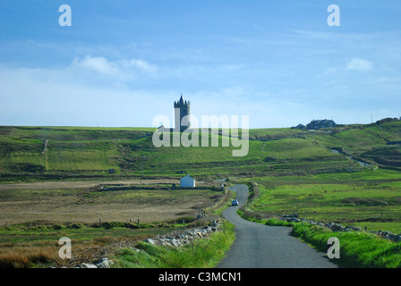 Le Château de Doonagore près du village de Doolin dans le comté de Clare sur la côte ouest Banque D'Images