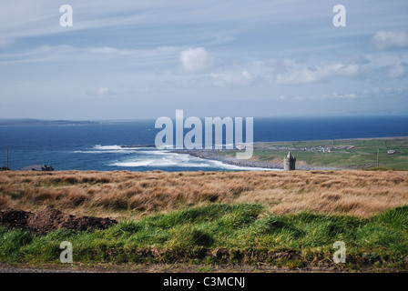 Le Château de Doonagore près du village de Doolin dans le comté de Clare sur la côte ouest Banque D'Images