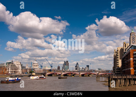 Vue vers la cathédrale St Paul et la City de Londres à partir de la rive sud Banque D'Images