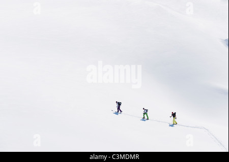 L'Italie, Trentin-Haut-Adige, Alto Adige, Bolzano, Alpe di Siusi, groupe de personnes sur le tour de ski Banque D'Images