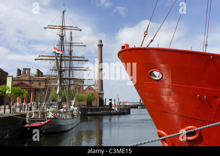 Le bateau-phare rouge Planète amarré à Liverpool Albert Dock. Banque D'Images