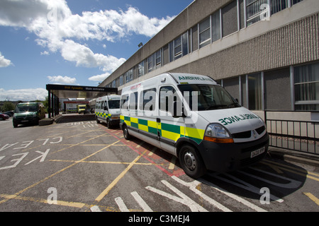 Ambulances à l'extérieur de l'hôpital Ysbyty Glan Clwyd North Wales Banque D'Images