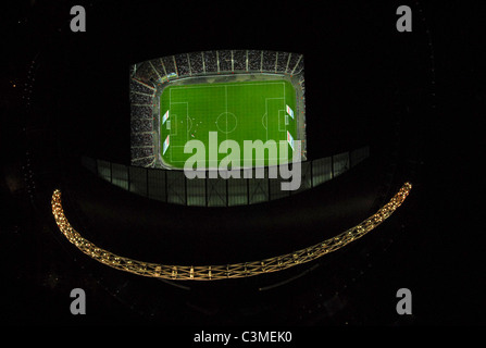 Le stade de Wembley à photographier de nuit directement à partir de ci-dessus qui montre l'arche et l'Angleterre ci-dessous international Banque D'Images