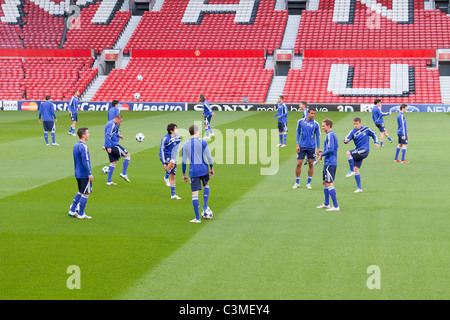 Une équipe de football (football) l'échauffement avant un match, Manchester, Angleterre Banque D'Images