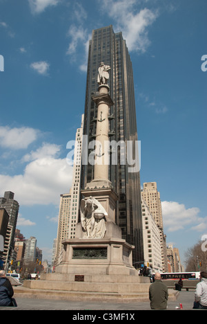 Time Warner Towers de Columbus Circle, NEW YORK avec statue de Christophe Colomb Banque D'Images