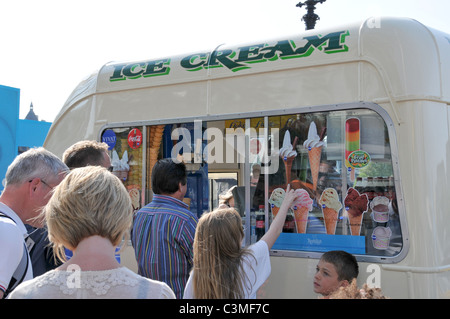 Ice cream Van Ice lollies excité les enfants crier vers Banque D'Images