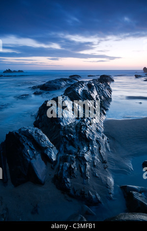 Rock formations in fraîcheur du soir lumière à Bude Breakwater, Bude, Cornwall, en mars 2010. Banque D'Images