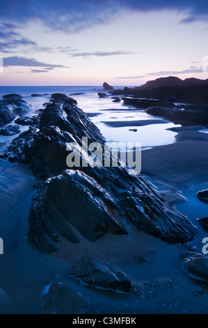 Rock formations in fraîcheur du soir lumière à Bude Breakwater, Bude, Cornwall, en mars 2010. Banque D'Images