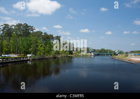 Caroline du Nord, l'Atlantique Intracoastal waterway à grand pont. Banque D'Images