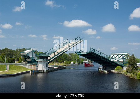 Caroline du Nord, l'Atlantique Intracoastal waterway à grand pont. Banque D'Images