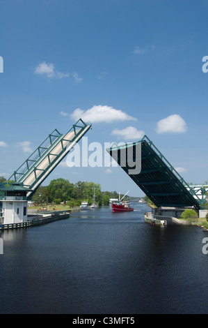 Caroline du Nord, l'Atlantique Intracoastal waterway à grand pont. Banque D'Images