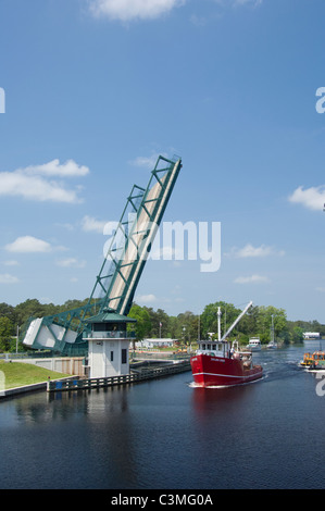 Caroline du Nord, l'Atlantique Intracoastal waterway à grand pont. Banque D'Images