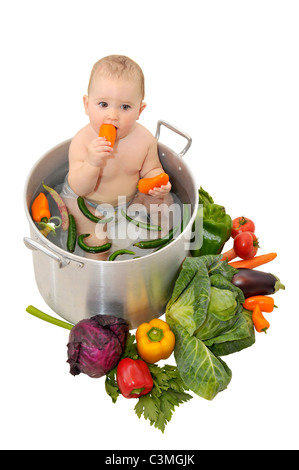 Belle jeune bébé dans une casserole de légumes Banque D'Images