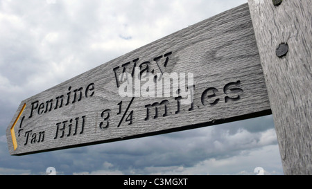 Un Pennine Way sign post entre Tan Hill et l'Auge Chefs, North Yorkshire, UK. Banque D'Images