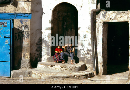 Sana'a Yemen Boy Porte jouant avec Yo Yo Banque D'Images