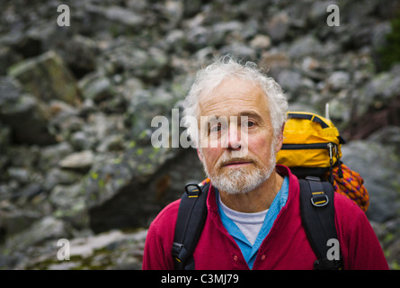 Portrait d'un mâle adulte d'alpiniste à sur un talus, près de Snoqualmie Pass, Washington, USA. Banque D'Images