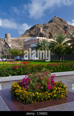 Le al Mirani fort et une partie de l'Al Alam Palace Royal à Muscat, Oman. Banque D'Images