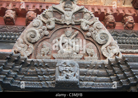 Détail d'un toit sculpté à l'intérieur du Palais royal de Malla sur Mul Chowk, place Durbar, Patan Banque D'Images