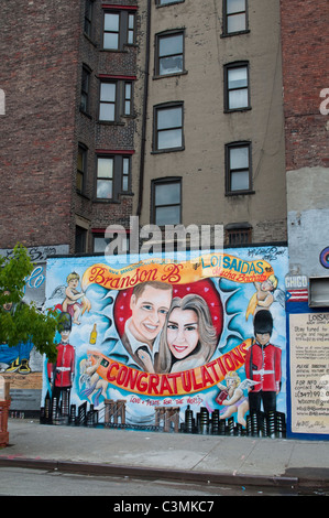 Une murale rend hommage au mariage royal par le graffiti artiste Branson B sur Houston Street à New York. Banque D'Images