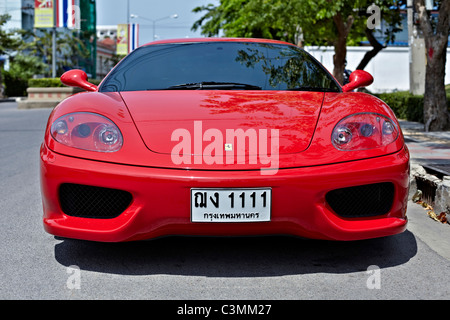 Ferrari 360 Modena Berlinetta supercar italienne avec la plaque de numéro de licence distincte. Vue de face. S. E. Asie Thaïlande Banque D'Images