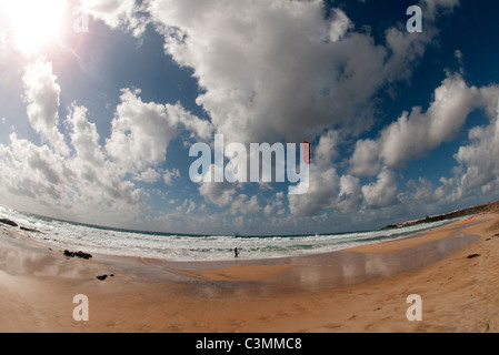Surf kite surfer les vagues El Cotillo Fuerteventura Canaries Banque D'Images
