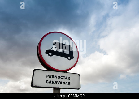 Caravanas Pernoctar road sign in Fuerteventura Canaries Banque D'Images