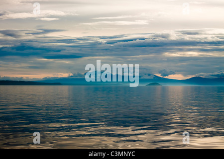 Beau paysage en Nouvelle-Zélande. Le coucher du soleil et le lac Taupo en Nouvelle Zélande Banque D'Images