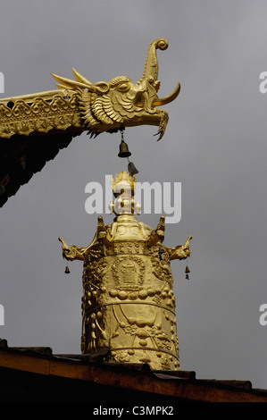 L'ornementation au toit doré coins d'Songzhanling monastère. Zhongdian, Chine Banque D'Images