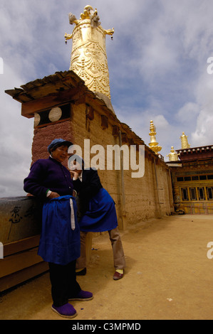 Les femmes Naxi dans Songzhanling monastère. Zhongdian. Diqing Tibetan Préfecture Autonymous Banque D'Images