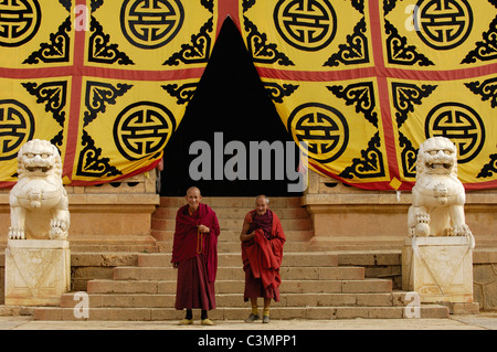 Deux moines au monastère. Songzhanling Zhongdian. Diqing Tibetan Autonymous préfecture. La province du Yunnan. La Chine. Le modèle ne libération. Banque D'Images