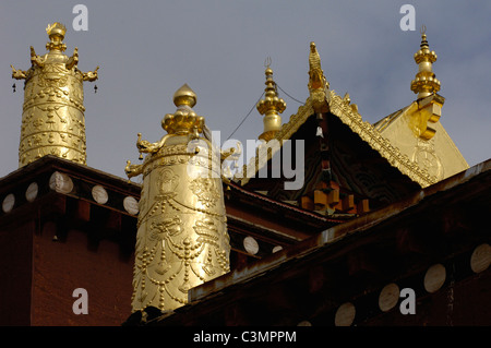 L'ornementation au toit doré coins d'Songzhanling monastère. Zhongdian, Chine Banque D'Images