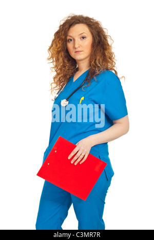 Belle femme médecin en uniforme bleu holding clipboard rouge isolé sur fond blanc Banque D'Images