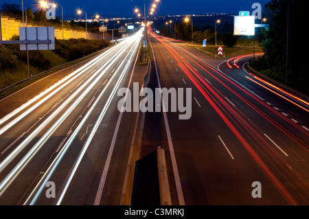 Voitures en mouvement sur la route de nuit Banque D'Images