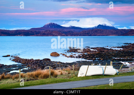 À l'échelle de la baie de Gruinard Mellon Udrigle, laide, Wester Ross, Scotland avec rose et bleu coucher soleil et petite barque Banque D'Images