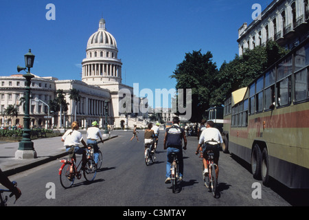 Cuba, La Havane, les touristes à vélo en centre-ville Banque D'Images